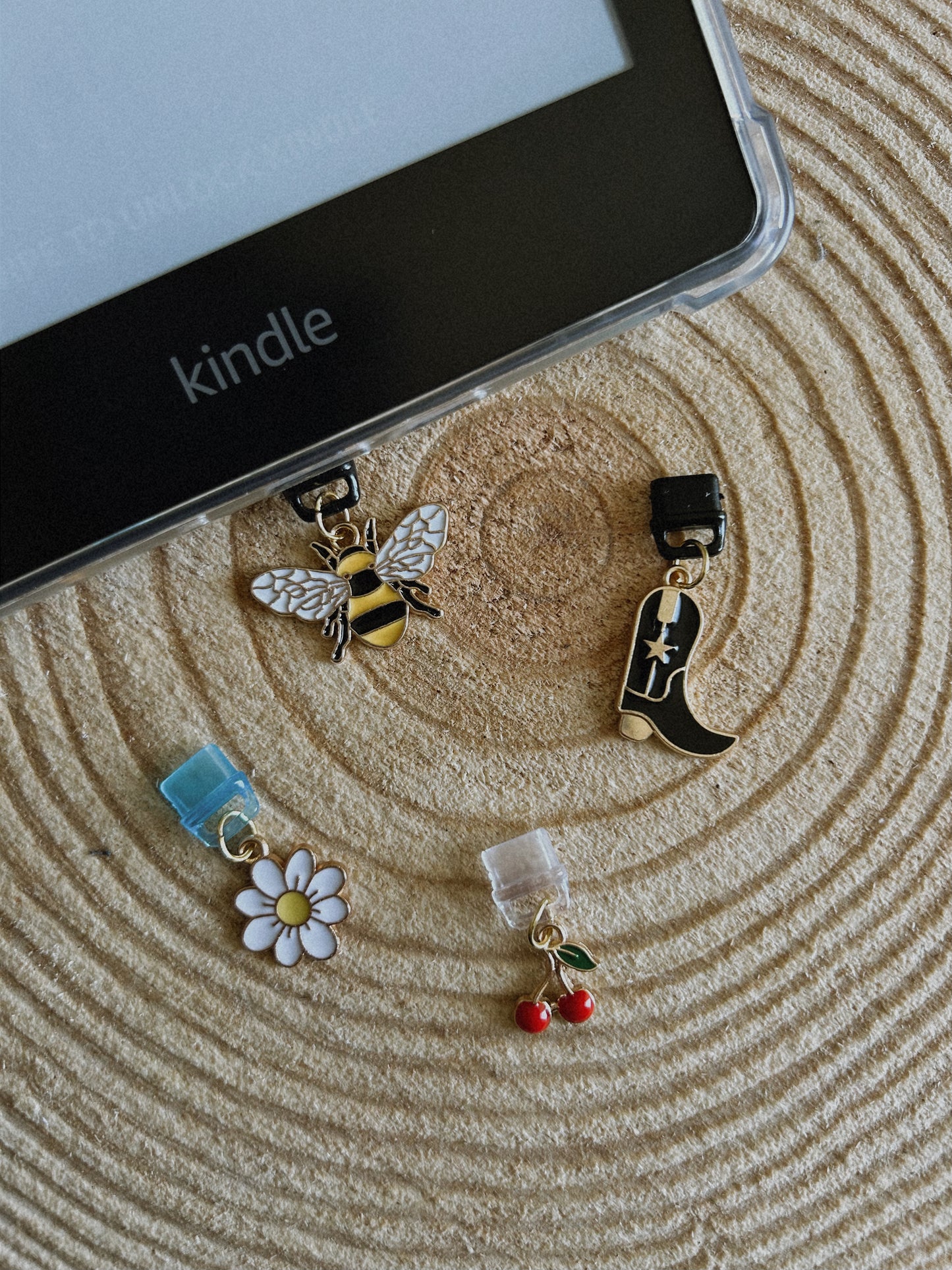 KINDLE CHARM / Bee